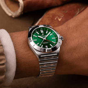 a32398101l1a1-chronomat-automatic-gmt-40-on-wrist.png