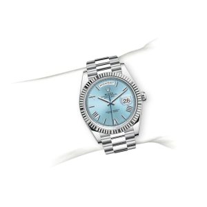 m228236-0012_modelpage_on_wrist_landscape.jpg
